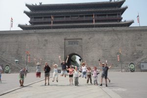 Dia 24 Grupo Saltando Puerta Muralla Xian