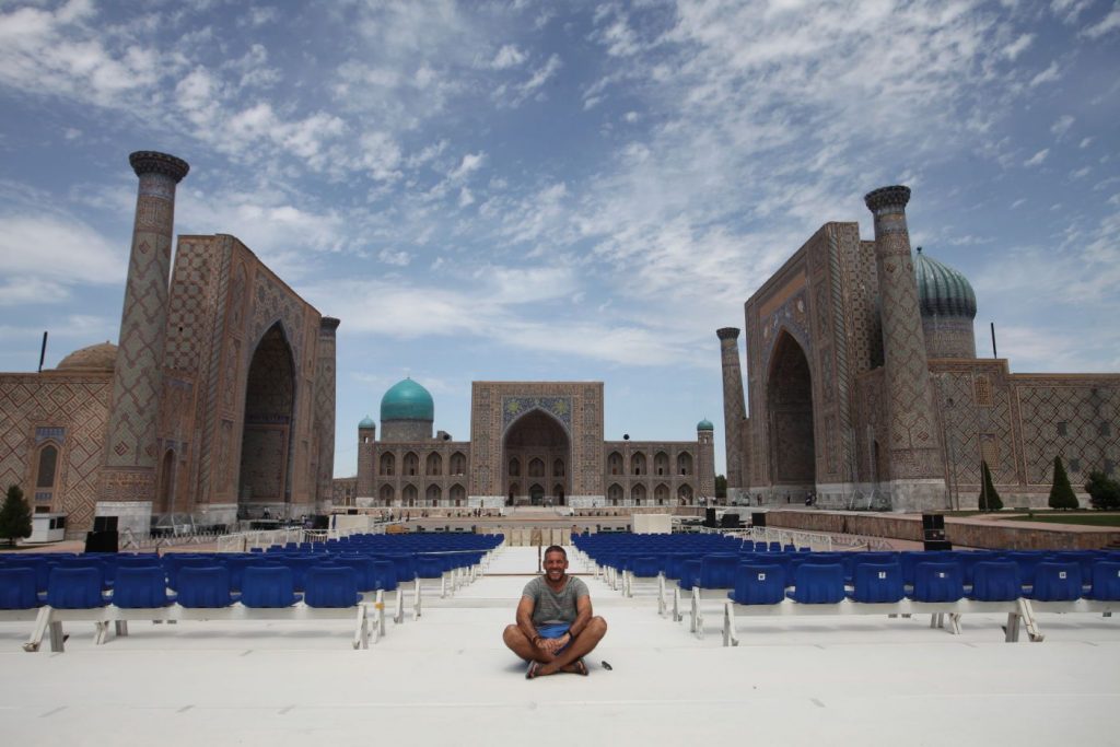 Dia 8 Yo en la Plaza del Registan de Samarkanda