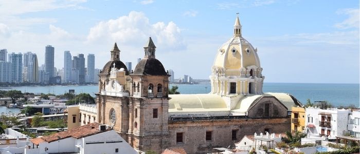 contraste entre la Cartagena de Indias colonial y la moderna oferta turística