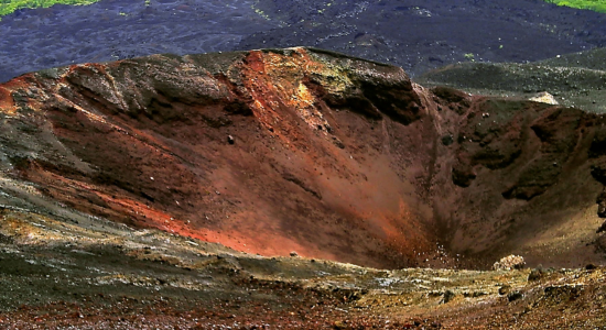 Vista del cráter del volcán Cerro Negro en Nicaragua